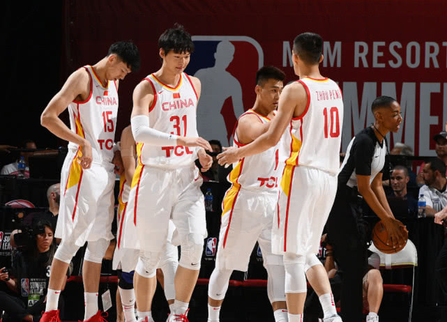 中国男篮周琦砍下32分比赛,王哲林得到31分周琦