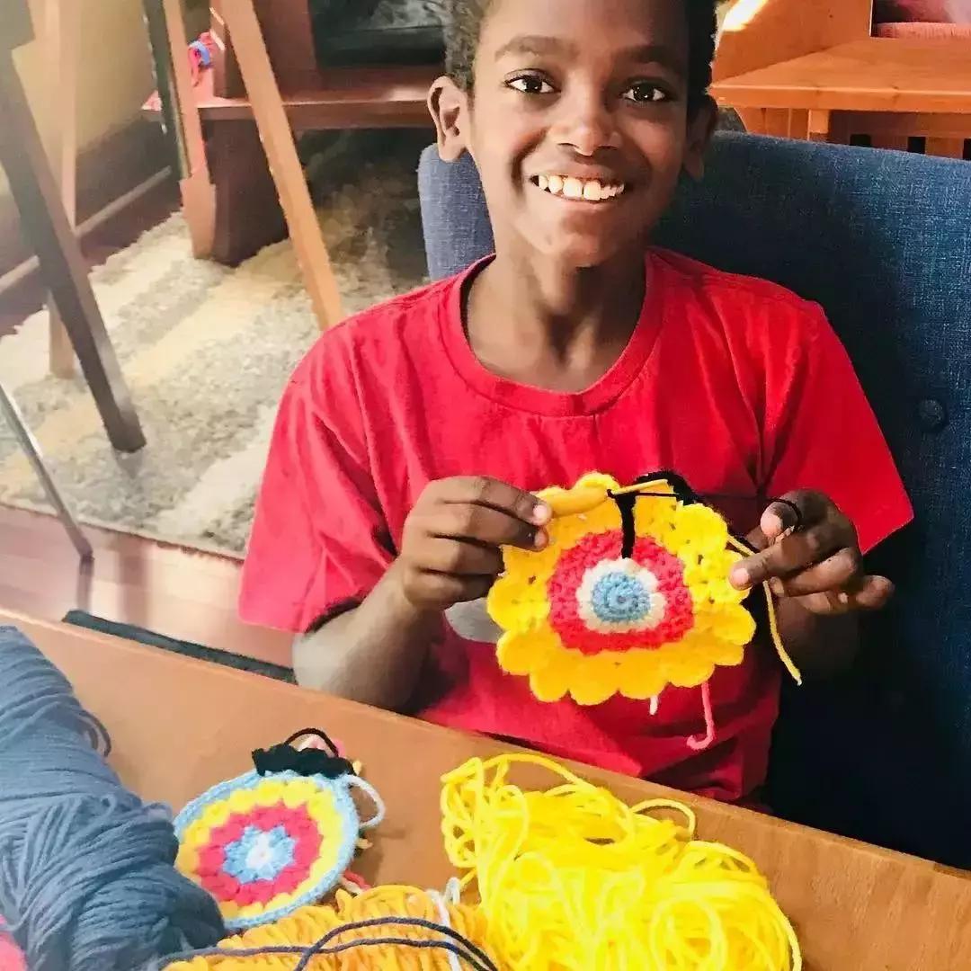 19万人看男生玩编织?从非洲弃婴到全美偶像,11岁男孩用6年逆袭人生...