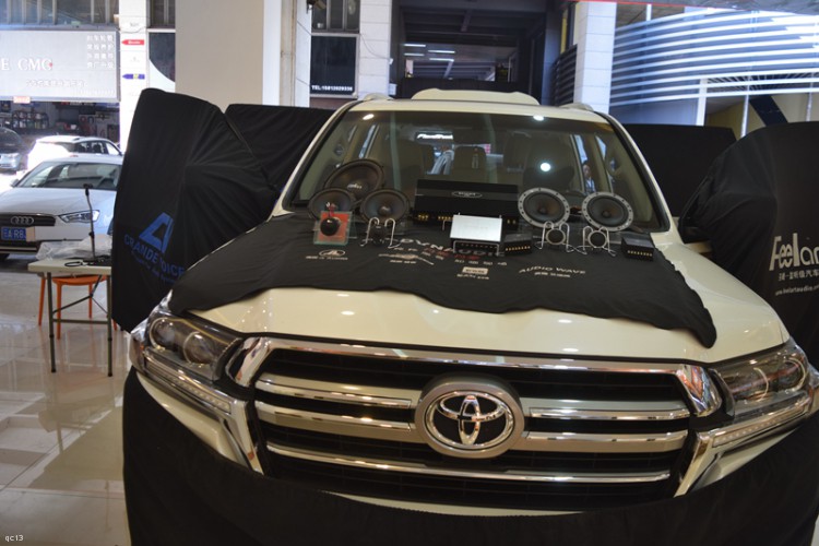 丰田酷路泽汽车音响改装丹拿音响，好听的音响听不腻！昆明发烧友