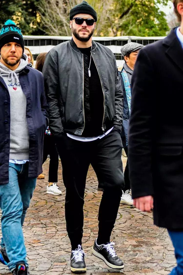 运动裤的多种穿搭方式,男生灰色运动裤怎么穿搭