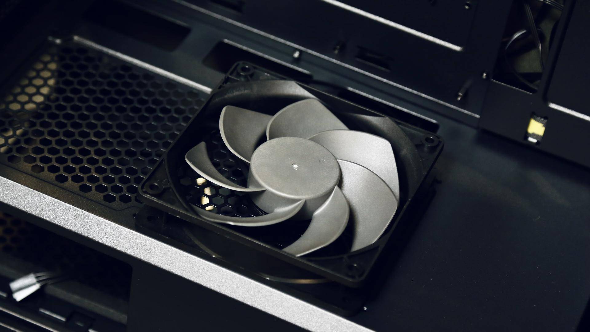 为刚踏入社会的小兄弟，配了一台高颜值散热好的FLUX平台主机