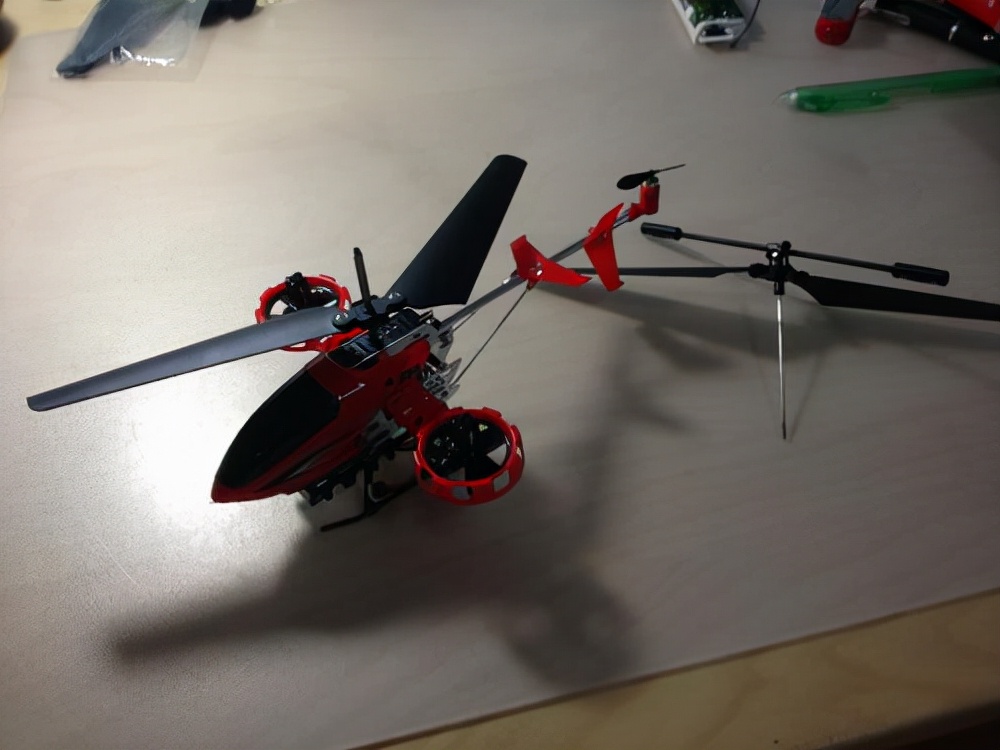 大疆创始人汪滔玩无人机,大疆无人机创始人汪滔本科