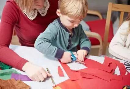 儿童剪刀误扎住眼睛,3岁男孩剪刀戳中眼睛