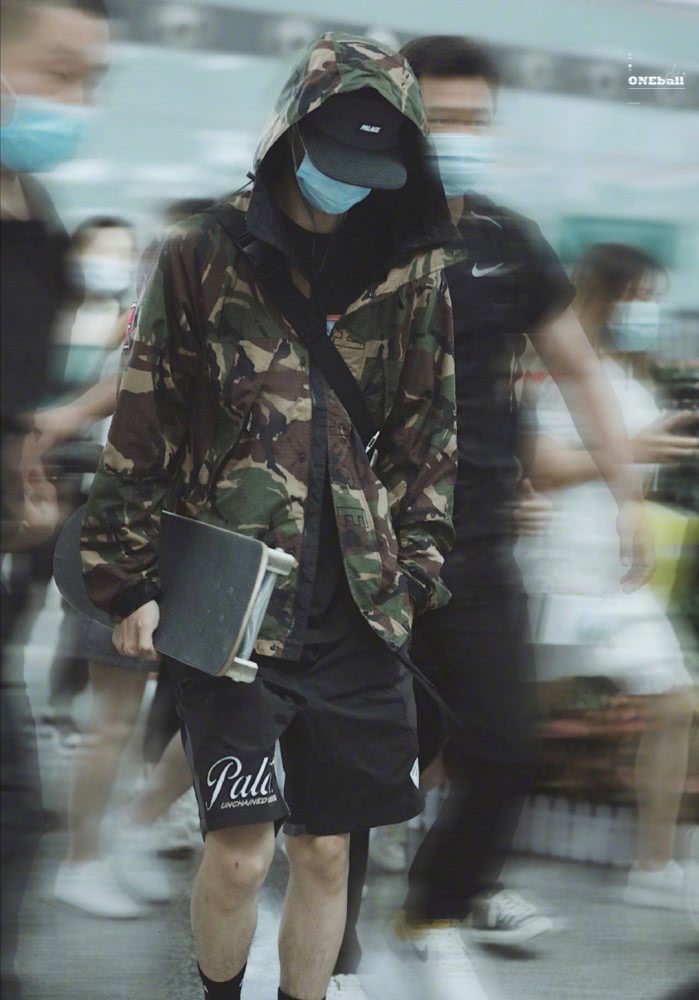 王一博520飞上海录《街舞》，穿厚外套全程低头，膝盖受伤惹人疼