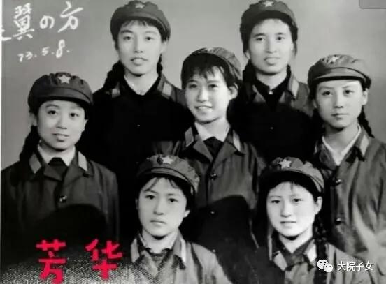 我从小在军营生活长大,我是在部队大院长大的