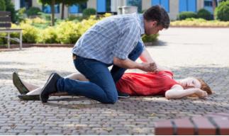 癫痫发作我们该做什么,癫痫发作时身边的人怎么应急处理