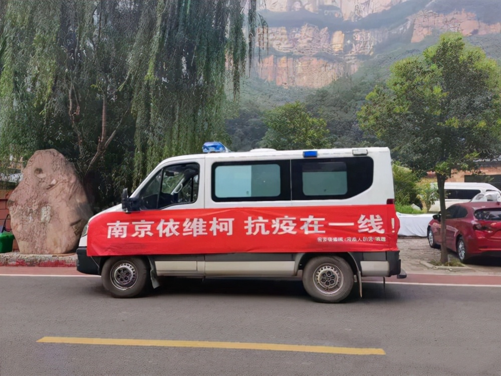 依维柯欧胜移动方舱急救车,依维柯欧胜救护车交付广州