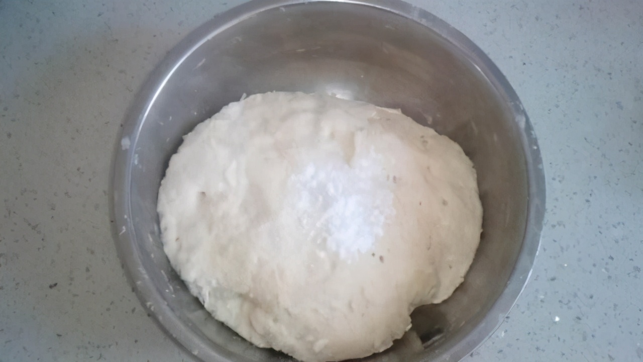 摊山东煎饼怎样和面煎饼不易碎,山东煎饼纯手工粗粮煎饼和面方法