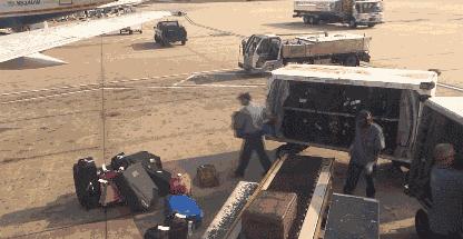 行李箱被机场弄掉了怎么赔,如何防止行李箱被摔坏