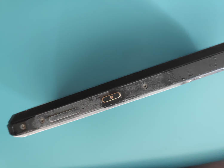 手机掉水里当场拿起来,手机掉入水中还可以正常使用