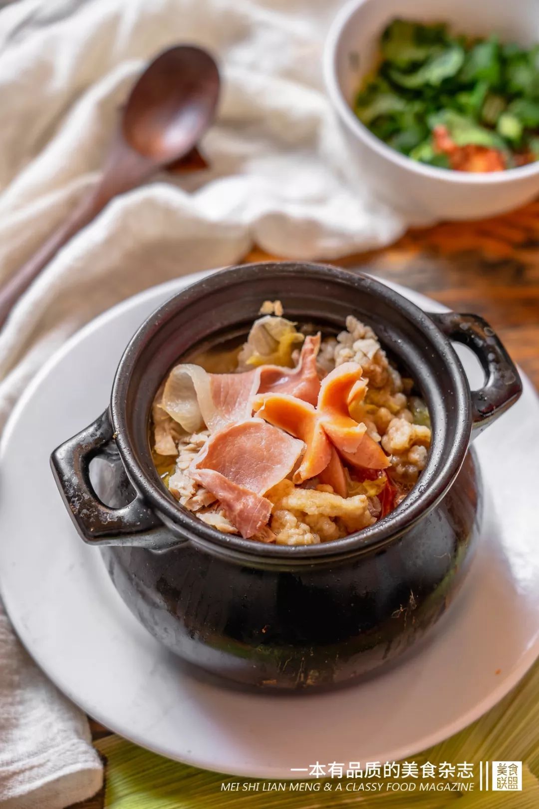 大叔自创鸡蛋饼从2元卖到10元,小伙摆摊卖了3年鸡蛋饼