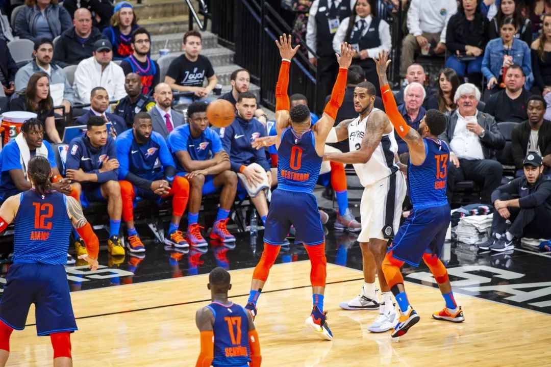 纠结詹姆斯是不是控卫，阿尔德里奇打不打5号位，没有任何意义