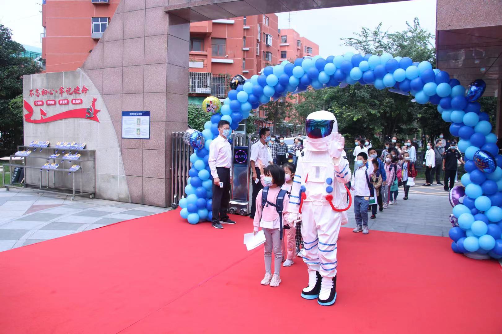 跟着“宇航员”，迈入一年级—-郑州市中原区汝河新区小学新生入学了