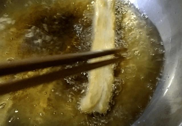 新油条怎么做酥脆松软完整教程,油条怎么做酥脆松软高筋面粉