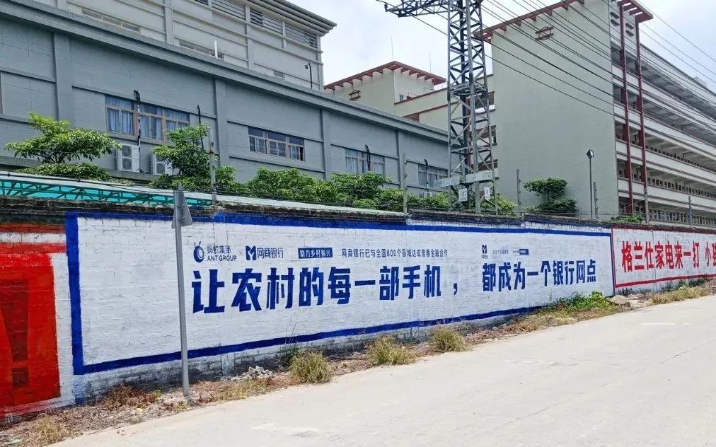 从没有一个国家像中国一样，把所有的秘密都摆到了“墙”面上