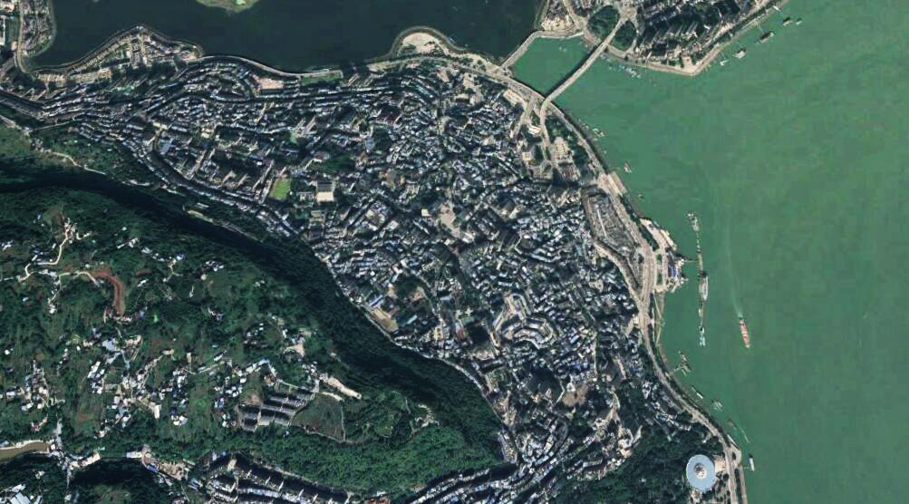 卫星上看重庆万州：沿江而建的山城，城镇形态不太集中
