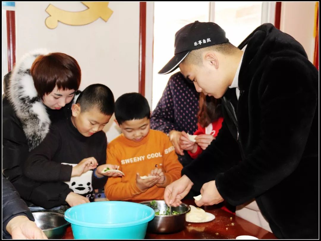 为社区留守儿童辅导功课,心系留守儿童关爱他们成长