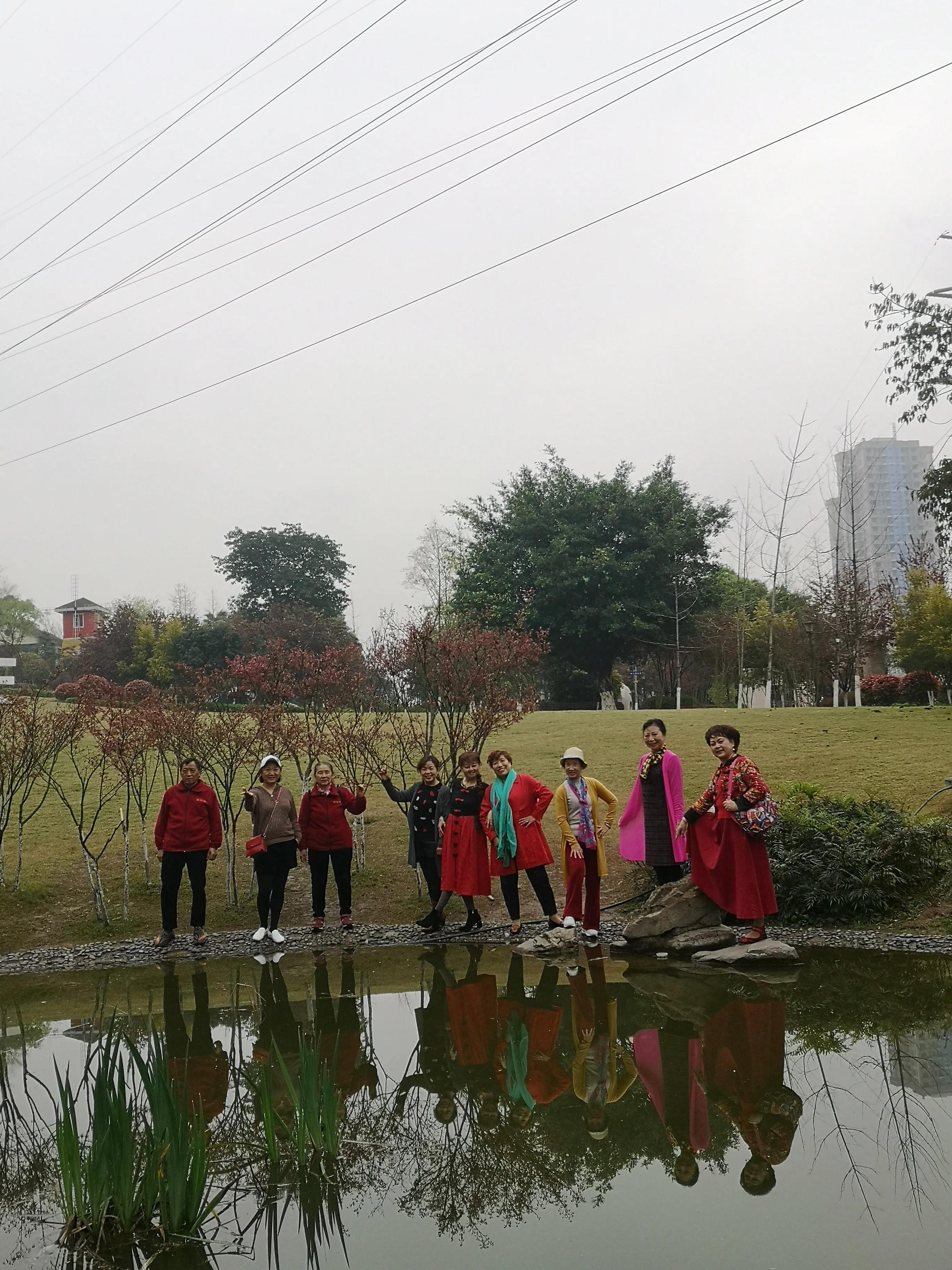 春游和姐妹踏青,春游踏青姐妹拍照