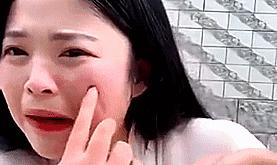 女主播表演吃活章鱼反被咬完整版,生吃章鱼被章鱼反杀的女主播