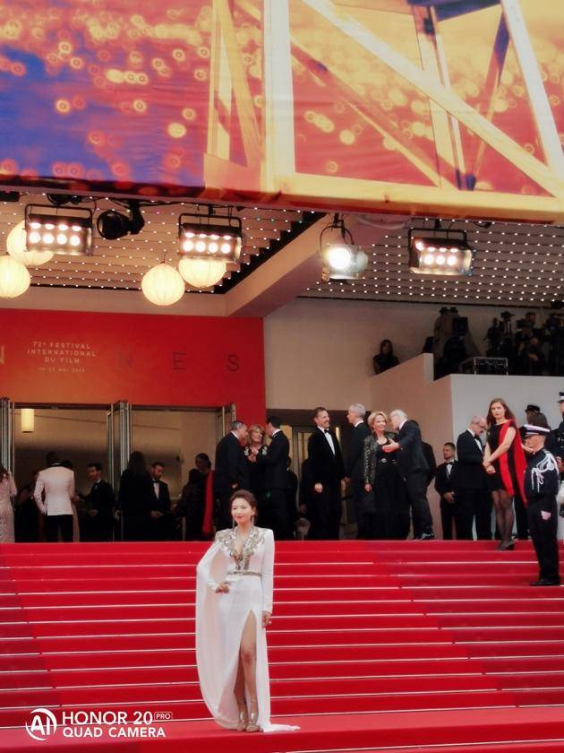 荣耀20Pro水印疑似在戛纳电影节泄露李宇春巩俐国际大咖被抓拍