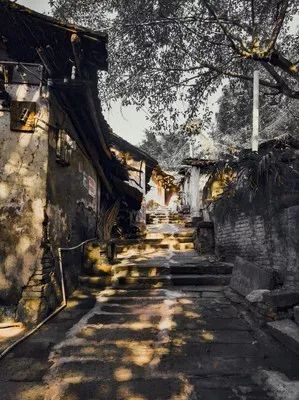 北碚有个老街，曾经是重要的交通码头要道，而今更有江东明珠之喻