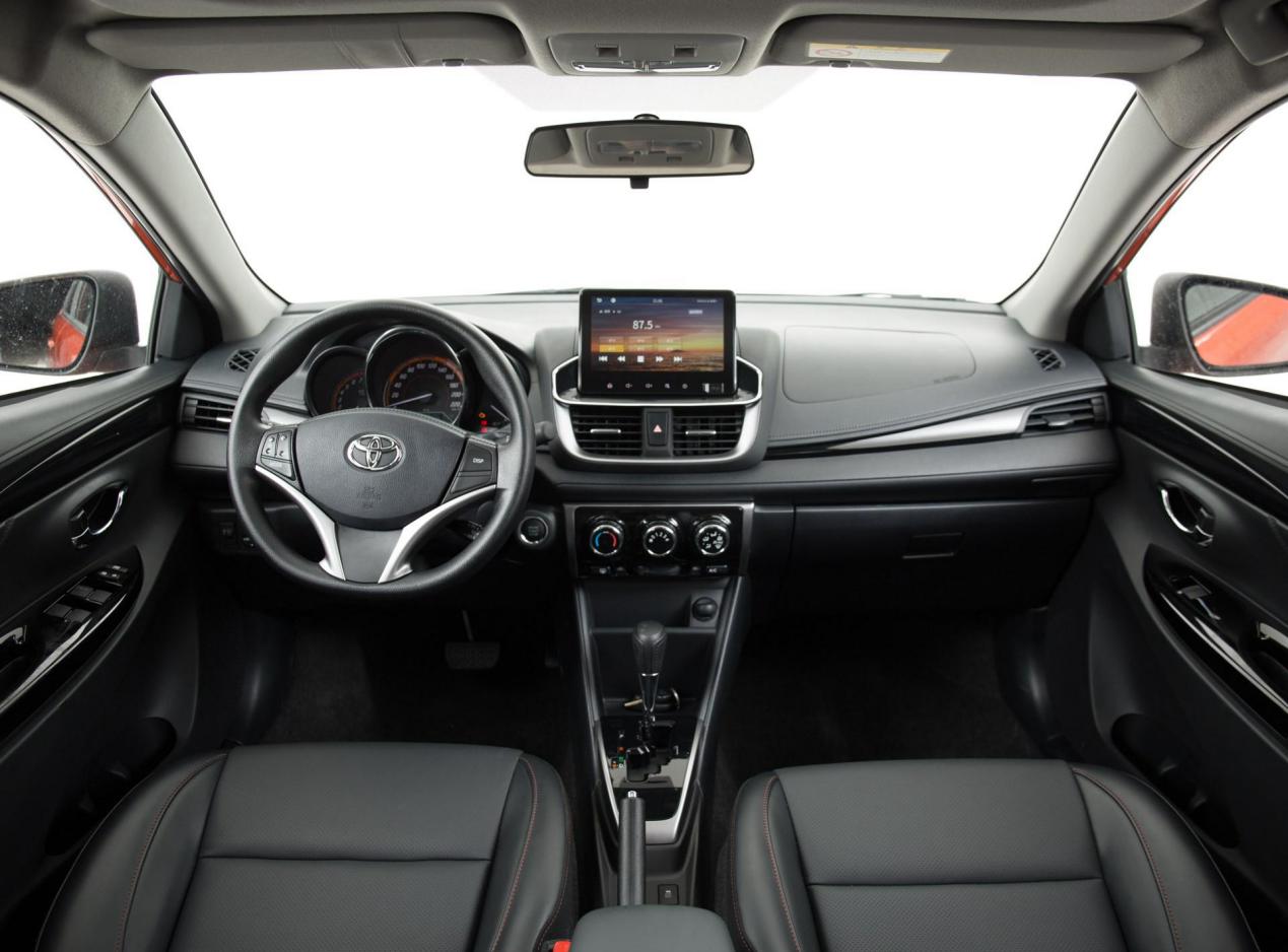 丰田雅力士对比飞度,丰田雅力士这款车的操作怎么样呢