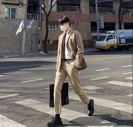 偏瘦的男生夏天怎么穿搭才好看,太瘦的男生怎么穿搭好看