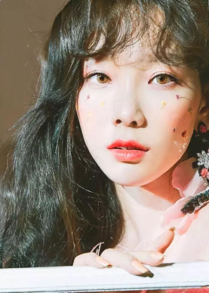 奚梦瑶穿miumiu黑钻吊带裙,158和178情侣穿搭