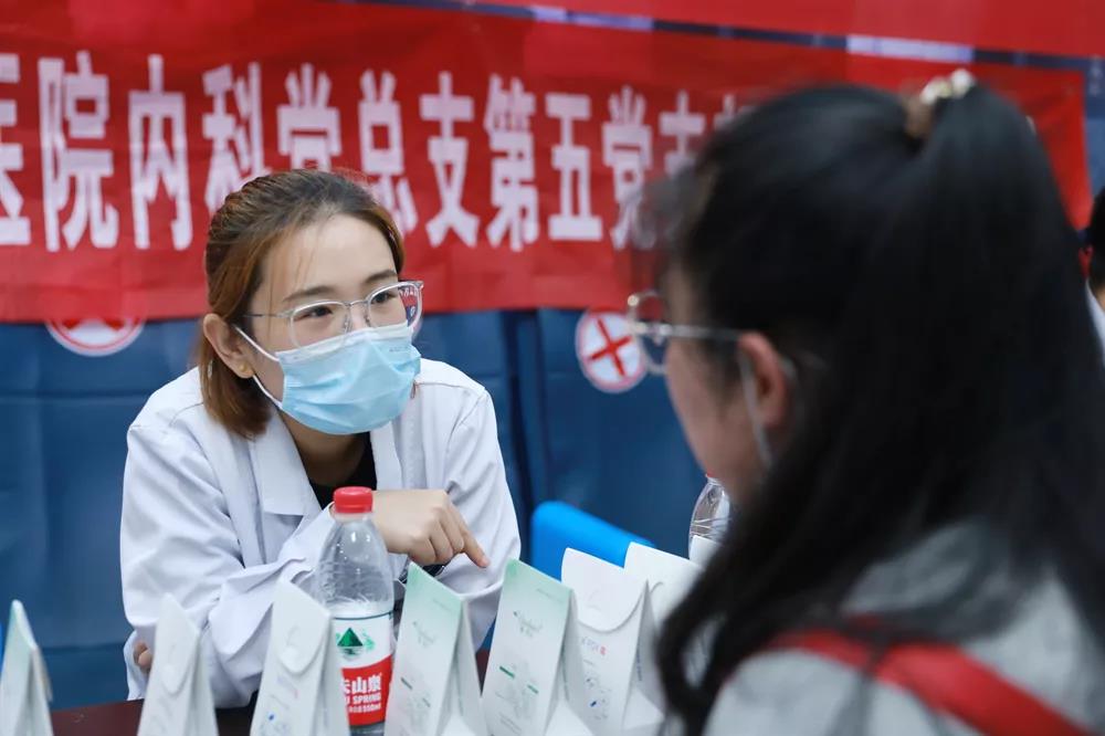 *安泰**市中心医院皮肤科开展“中国*疮痤**周”义诊活动