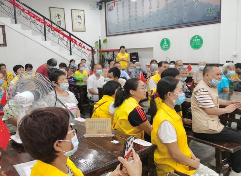 广东惠州爱心企业艾安琪公司给雨花斋素食馆送月饼让爱传递