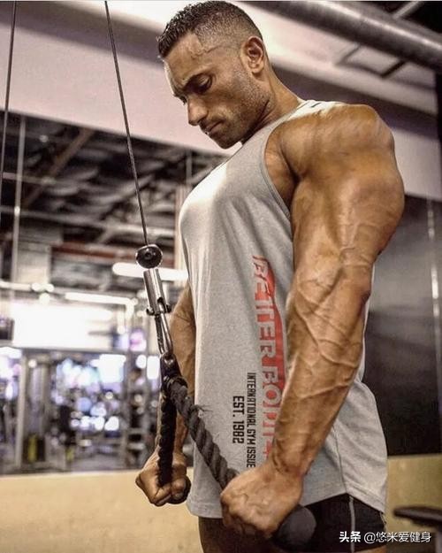 练肱三头肌避免小臂代偿,手臂肌肉训练三头肌在家