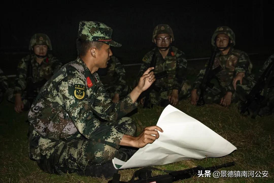 又快又准！夜间实弹射击训练，*弹子**呼啸直指靶心