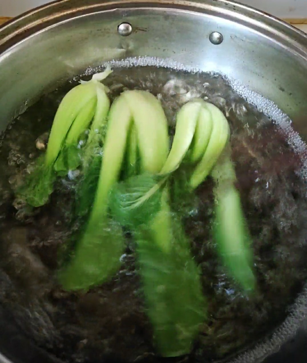 只有腊肠和米饭做煲仔饭,腊肠土豆青菜煲仔饭