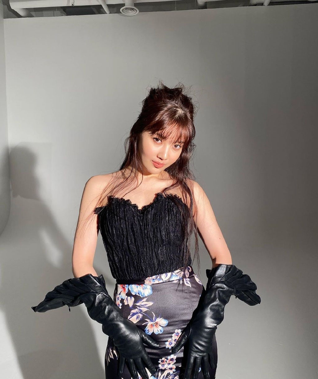 朴秀荣碎花裙,朴秀荣穿黑色连衣裙