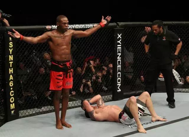 白大拿评价骨头琼斯打纳干诺,骨头琼斯降服盖恩白大拿反应