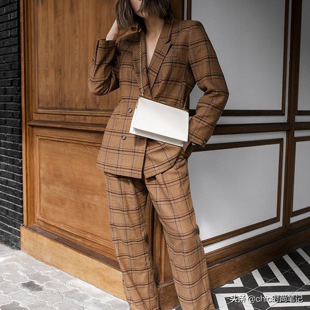 气质女王全智贤，条纹毛衣搭配卡其半裙，美翻了