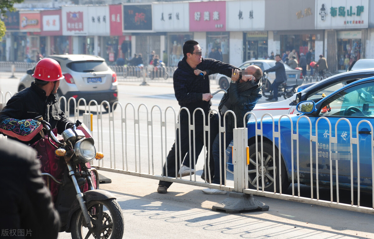 正确应对持刀歹徒,当遇到持刀歹徒该如何防身