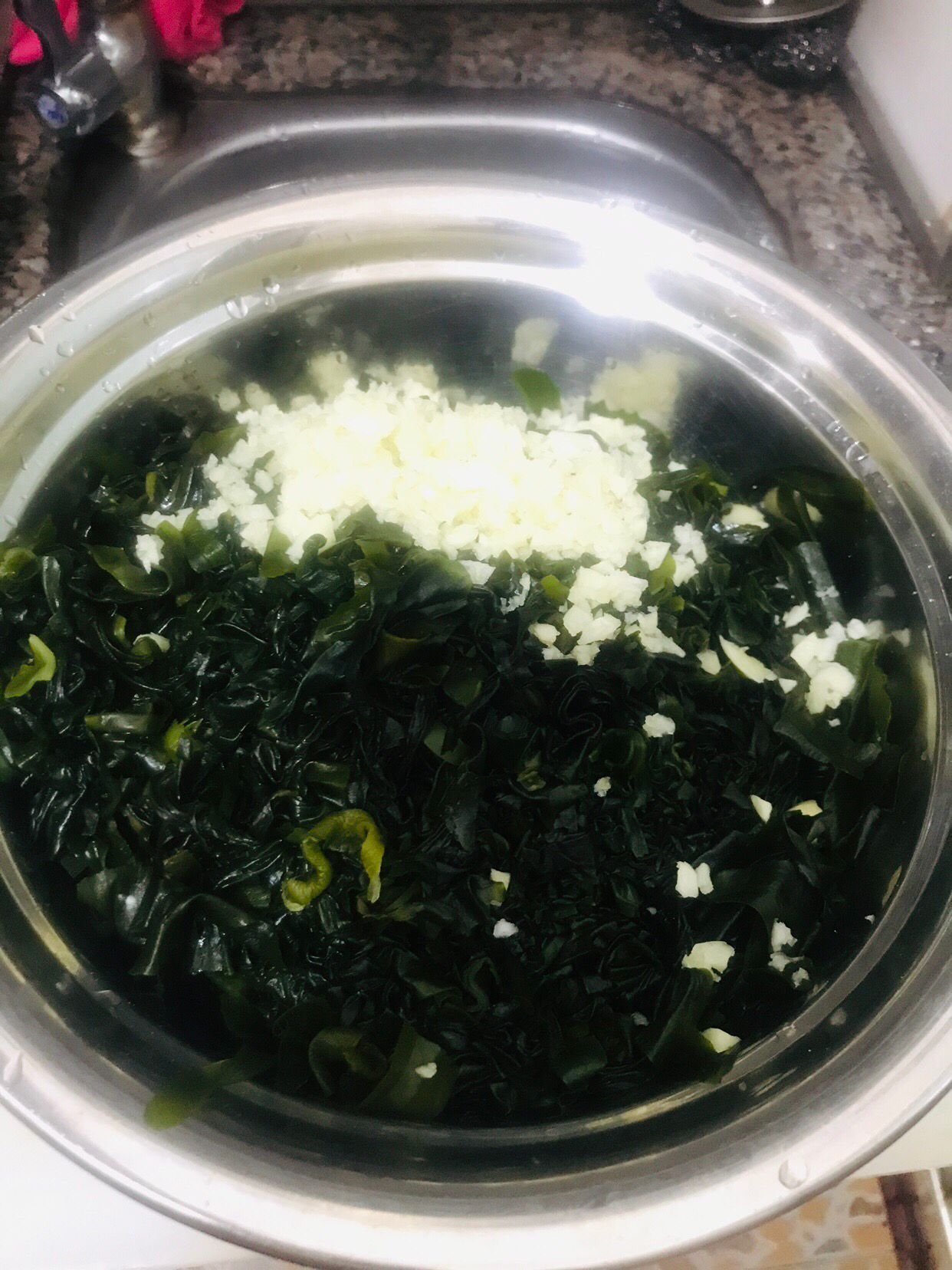 炎热夏季，阿秋教你一道营养又实惠的海洋生态美食“凉拌螺旋藻”