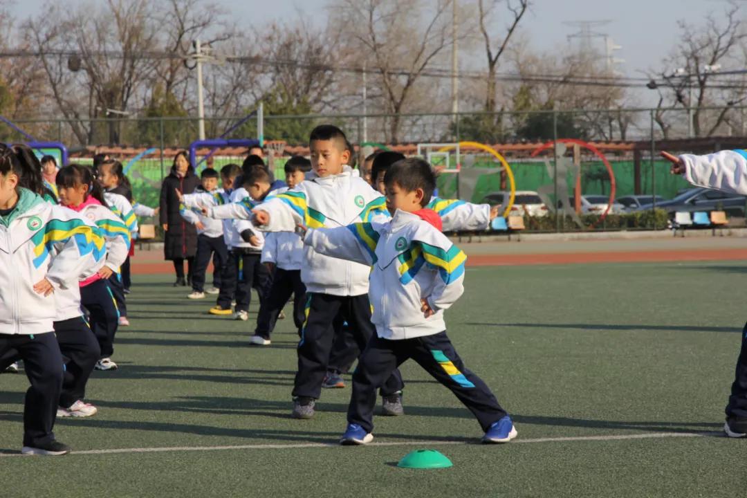 寒冷的冬夜挡不住奔跑脚步,寒冷挡不住小朋友的运动热情