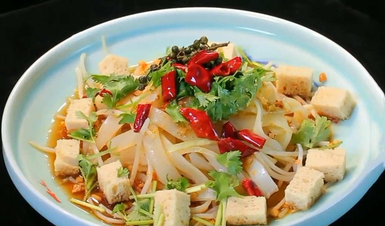 如何自制凉皮凉了也劲道,自制凉皮怎么做又滑又劲道