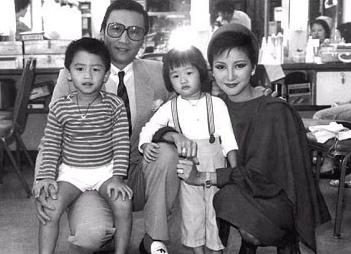 84岁谢贤穿皮衣状态好,80岁的谢贤依然帅气迷人