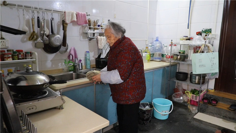 【紧紧依靠人民群众打赢疫情防控阻击战】怀化鹤城区：暖心！社区*党**员志愿者甘当隔离居民“跑腿代购员”