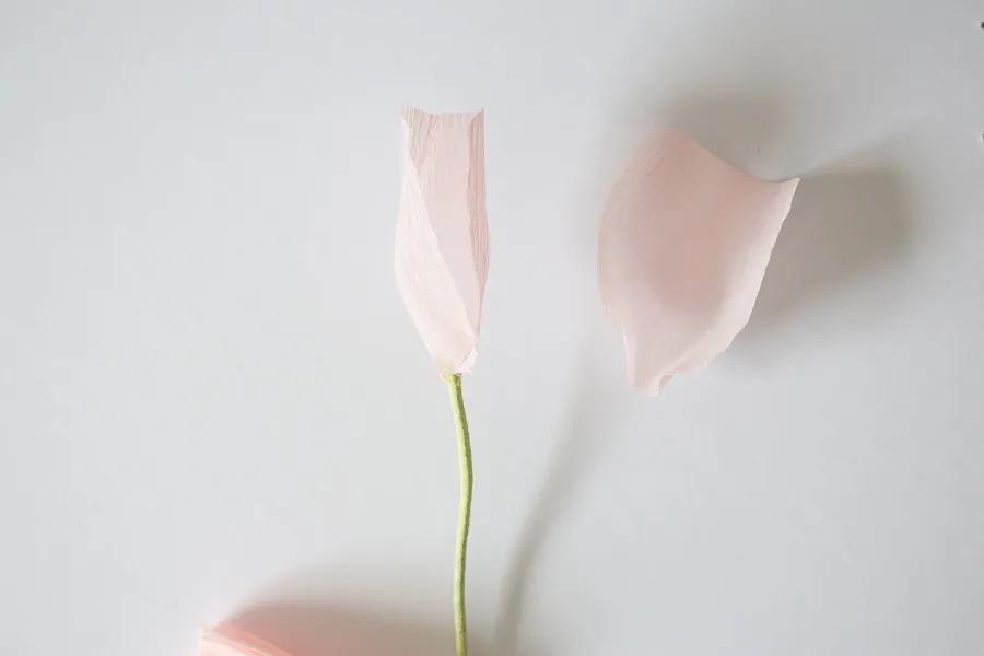 用手工纸做出来的花型装饰,软皱纹纸手工花