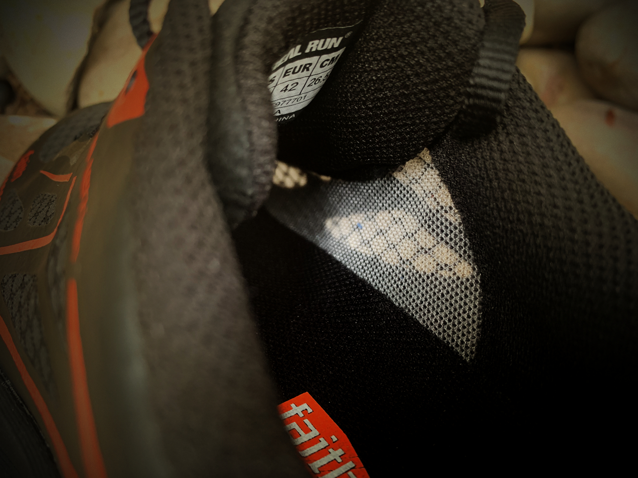 奔跑的Faith-咕咚R2信仰跑步鞋