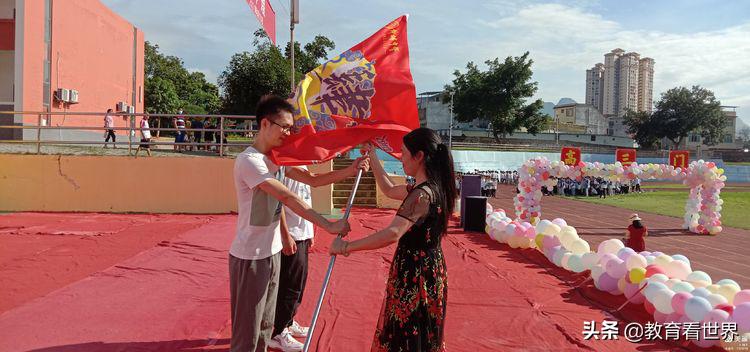 广西柳城中学“19扬帆起航圆梦2022”2019级高二升高三授旗仪式