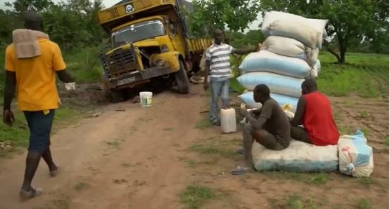 在非洲做生意有多难？60公里路开了两天，结果赚了2.5元