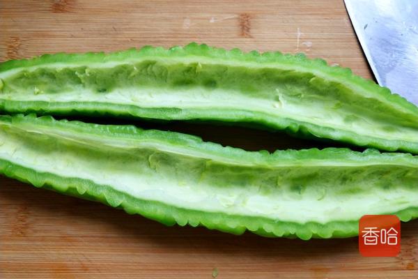 大厨炒苦瓜的做法,炒苦瓜不苦的秘诀