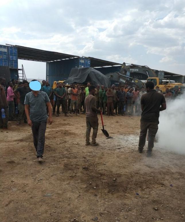 网友在非洲打工，脸盆30元一个，黑人姑娘喜欢在河里洗澡