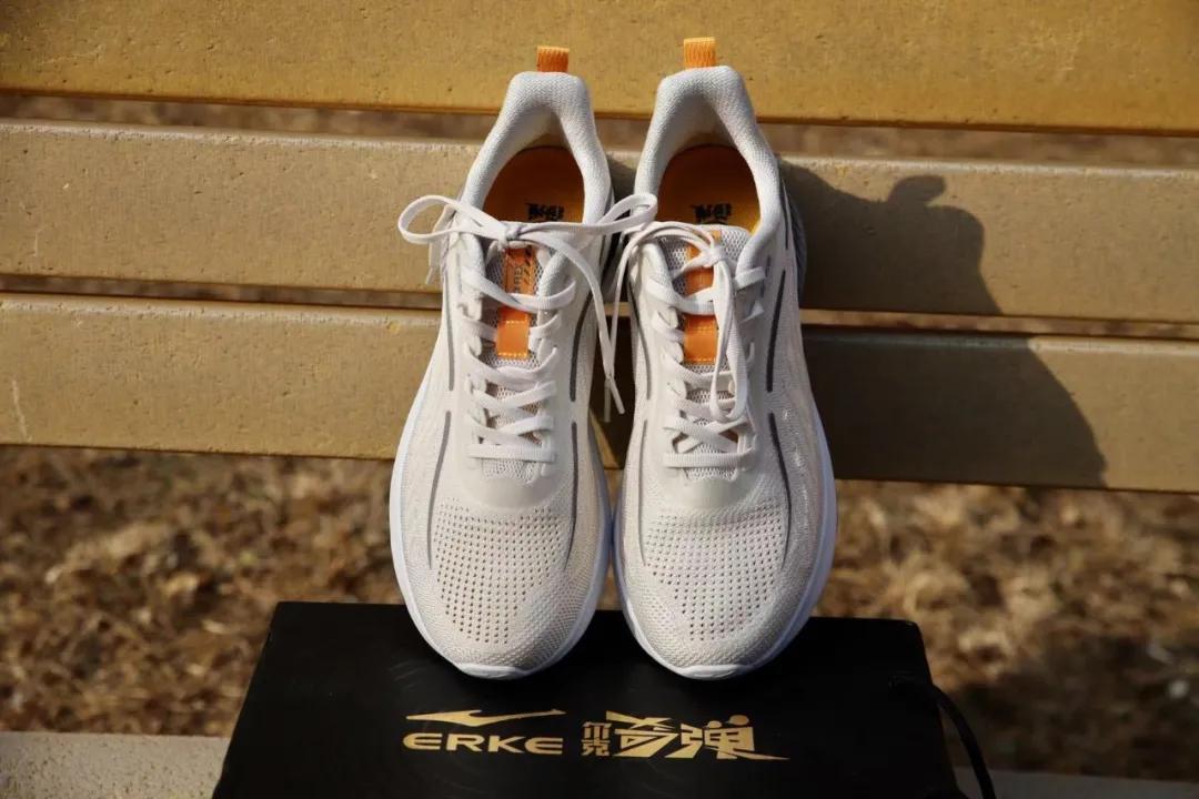 鸿星尔克vs安踏,鸿星尔克和安踏比谁的好