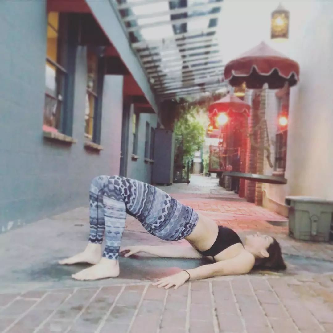 给身体松松绑，打破“不可能”，哪里像是腰酸背痛的人